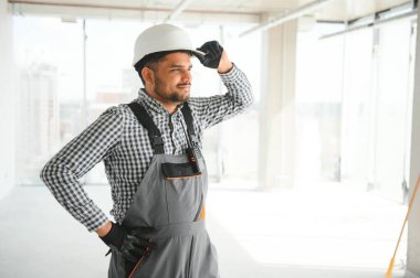 Hintli işçiler bir apartmanda tamirat yapıyor..