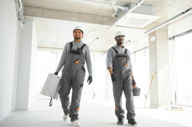 İnşaat alanında çok kültürlü inşaat işçileri..