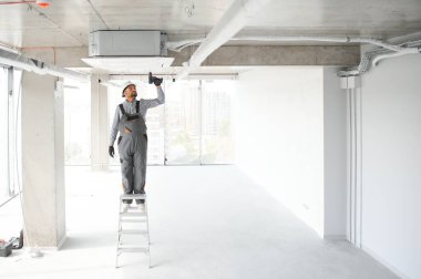 Modern klimakapalı bakımı profesyonel teknisyen. Metin için alan.