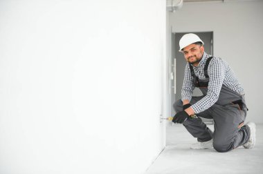 Hintli işçiler bir apartmanda tamirat yapıyor..