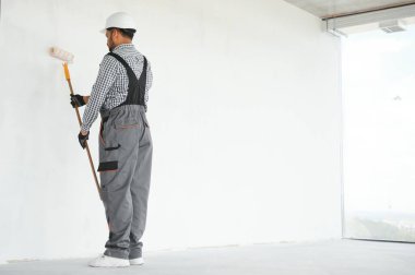 Hintli işçiler bir apartmanda tamirat yapıyor..