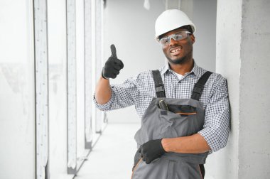 bir Afrikalı-Amerikalı inşaat işçisi konumunda portresi.