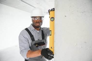 Yakışıklı, Afro-Amerikan erkek müteahhit portresi. İnşaat alanında çalışıyor..