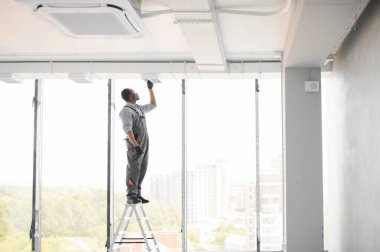 Afrika Hayvanat Bahçesi Teknisyeni Yeni Kurulmuş Havalandırma Sistemi Testi. Ticari Isıtma, Soğutma ve Havalandırma Sistemleri.