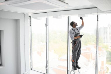 Afrika Hayvanat Bahçesi Teknisyeni Yeni Kurulmuş Havalandırma Sistemi Testi. Ticari Isıtma, Soğutma ve Havalandırma Sistemleri.