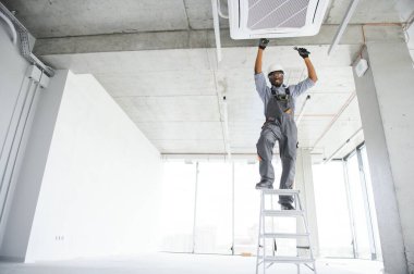 Mutlu genç Afrika erkek teknisyen Klima tamiri.