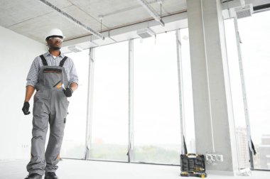 bir Afrikalı-Amerikalı inşaat işçisi konumunda portresi.