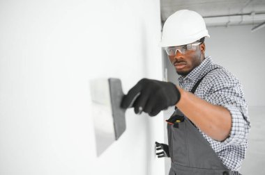 Bir inşaat alanında bir işçi portresi.