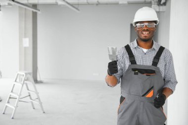 bir Afrikalı-Amerikalı inşaat işçisi konumunda portresi.