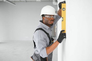 Bir inşaat alanında bir işçi portresi.