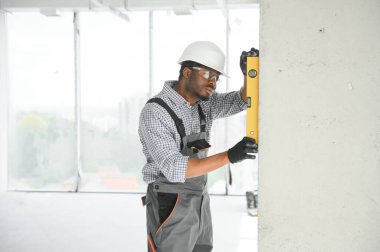 bir Afrikalı-Amerikalı inşaat işçisi konumunda portresi.