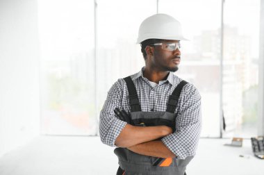 Yakışıklı, Afro-Amerikan erkek müteahhit portresi. İnşaat alanında çalışıyor..
