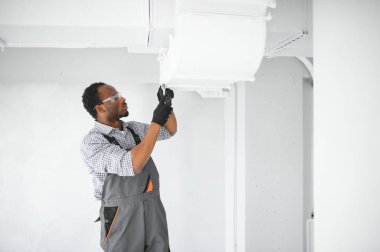 HVC işçisi havalandırma ve havalandırma için boru sistemi kuruyor. Boşluğu kopyala.