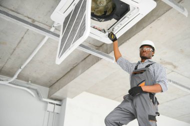 Mutlu genç Afrika erkek teknisyen Klima tamiri.