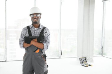 Bir inşaat alanında bir işçi portresi.