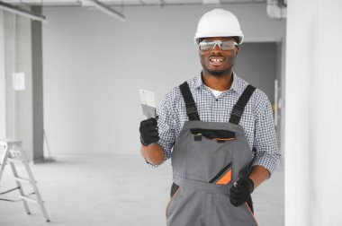 Bir inşaat alanında bir işçi portresi.