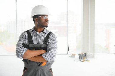 Bir inşaat alanında bir işçi portresi.