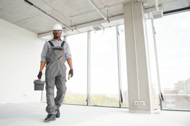 Yeni ev inşaat işçisi. Yenileme arka plan.