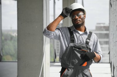 Bir inşaat alanında bir işçi portresi.