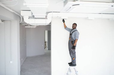 HVC işçisi havalandırma ve havalandırma için boru sistemi kuruyor. Boşluğu kopyala.