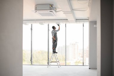 Endüstri Teması. Profesyonel Kafkas Teknisyeninin Depo Isıtma ve Soğutma Sistemi Kurumu. Ticari Bina Havalandırma Kanalları. Hava Dağıtımı.