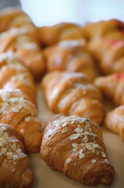 Fırında kruvasan. Pasta dükkanında hamur işi pişirmek. Fransız kruvasanları yaklaş..