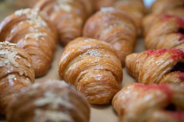 Fırında kruvasan. Pasta dükkanında hamur işi pişirmek. Fransız kruvasanları yaklaş..