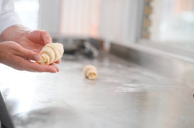 Pasta şefi fırında kruvasan yapıyor..