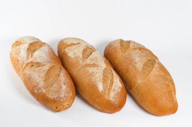 Beyaz arka plan üzerinde izole ekmekler.