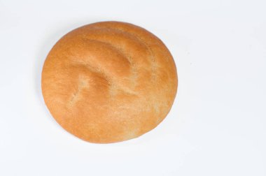 Beyaz arka plan üzerinde izole ekmekler.