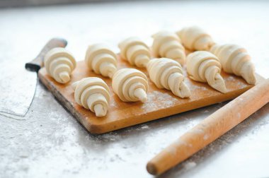 Çiğ mini ev yapımı Fransız kruvasanı..