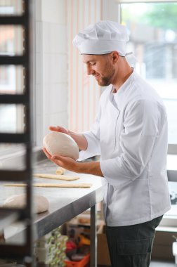 Mutlu fırıncı hamur yoğurur fırında.