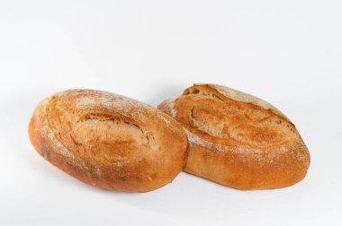 Beyaz arka plan üzerinde izole ekmekler.