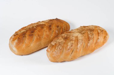 Beyaz arka plan üzerinde izole ekmekler.