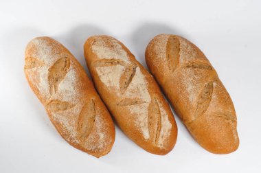 Beyaz arka plan üzerinde izole ekmekler.