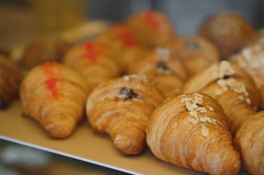 Fırında kruvasan. Pasta dükkanında hamur işi pişirmek. Fransız kruvasanları yaklaş..