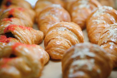 Fırında kruvasan. Pasta dükkanında hamur işi pişirmek. Fransız kruvasanları yaklaş..