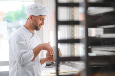 Mutlu fırıncı hamur yoğurur fırında.