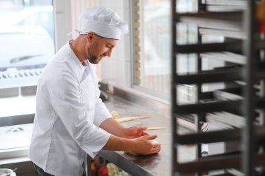 Mutlu fırıncı hamur yoğurur fırında.