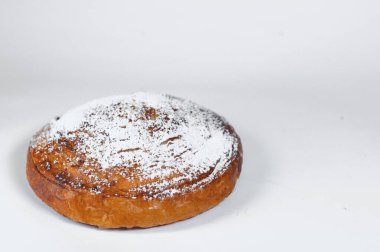 Quark çantası, hamur işi, beyaz arka planda izole edilmiş..