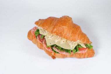 Parma jambonlu kruvasan ve beyaz üzerine marul..