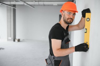 Üniformalı, ruh seviyeli inşaat işçisi..