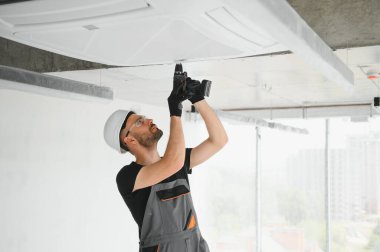 Genç erkek elektrikçi tamircisi..