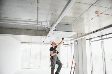 Genç erkek elektrikçi tamircisi..