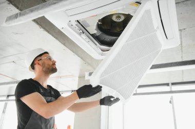 Genç erkek elektrikçi tamircisi..