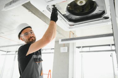 Genç erkek elektrikçi tamircisi..