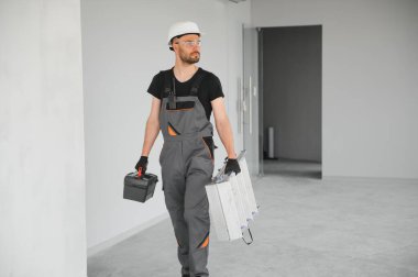 İnşaat alanında çalışan işçilerin portresi.