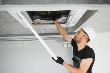 Genç erkek elektrikçi tamircisi..