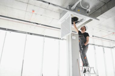 mutlu erkek teknisyen Klima tamiri.