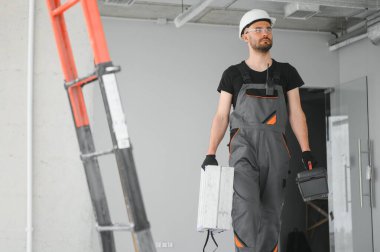 İnşaat alanında çalışan işçilerin portresi.